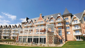 Vue de face de la résidence immobilière B’O Cottage - Programme Bagnoles de l'Orne