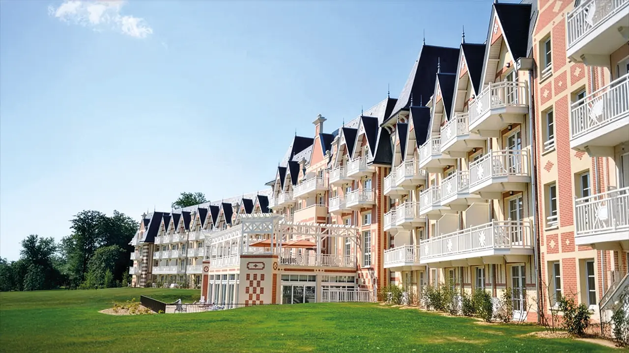 Vue de coté de la résidence immobilière B’O Cottage - Programme Bagnoles de l'Orne