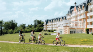 Balade en vélo face à la résidence immobilière B’O Cottage - Programme Bagnoles de l'Orne